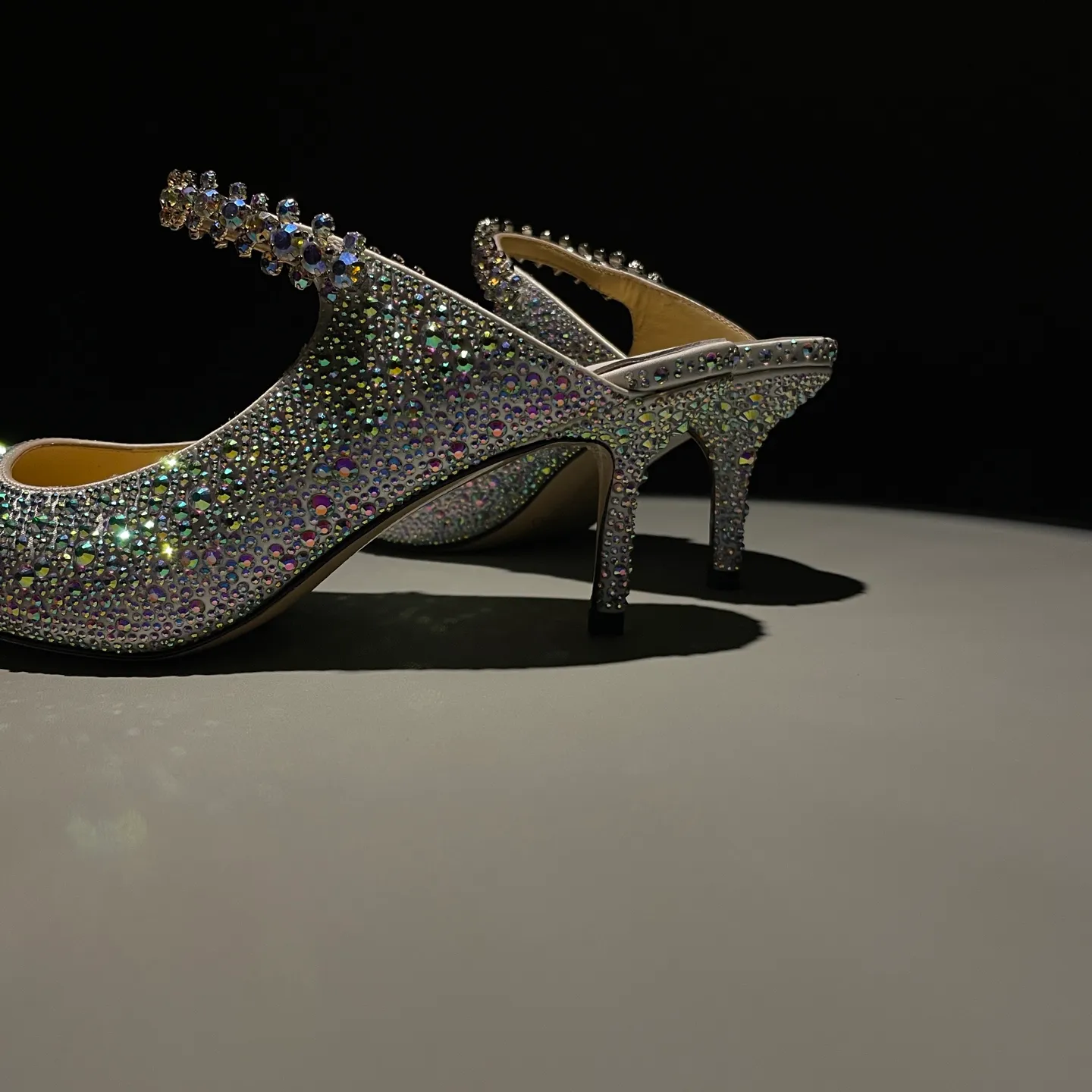 💕💕Factory direct selling price p680💕💕Jimmy Choo/Jimmy Choo classic diamond chain, pointed toe high-heeled slippers, crystal slippers, superb crystal slippers, so beautiful that you can’t take your eyes away. The shape of the shoes is very delicate, not too narrow and long, and the internal space is enough to allow the toes to relax enough. The rhinestones outline a charming arc on the instep, which is simply beautiful. It has a 360-degree surrounding fairy atmosphere, gorgeous but not exaggerated! ! The fabric is made of original customized material. The lining and toes are made of imported sheepskin. Customized A-grade Italian cowhide genuine leather sole. Heel height: 6.5cm 8.5cm Size: 35-39 (34/40/41/42/43 customized)